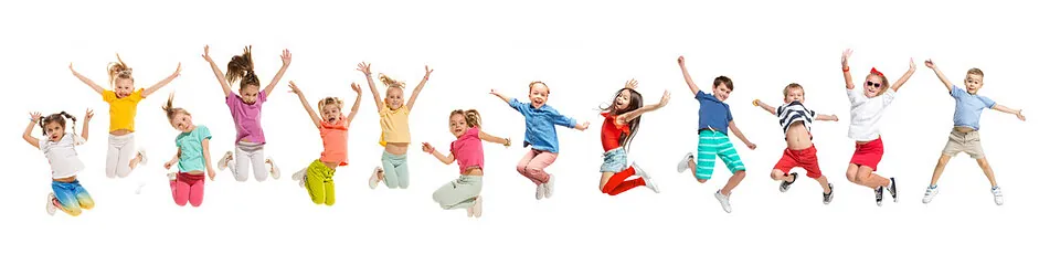 Viele springende Kinder in lustigen Posen