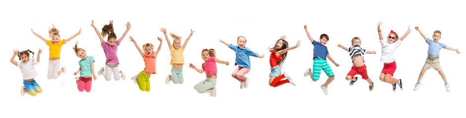 Viele springende Kinder in lustigen Posen